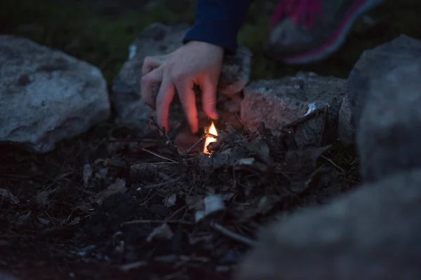 夜のたき火の近くの子供たち — ストック写真