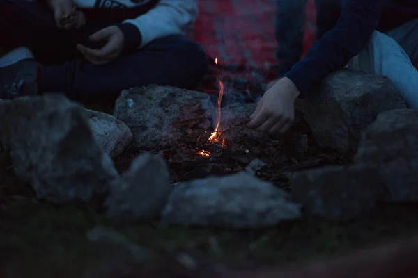 Kinder Lagerfeuer Abend — Stockfoto