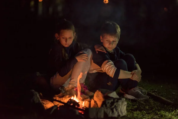 Kinder Lagerfeuer Abend — Stockfoto