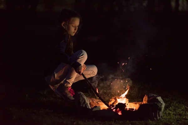 夜のたき火の近くの女の子 — ストック写真