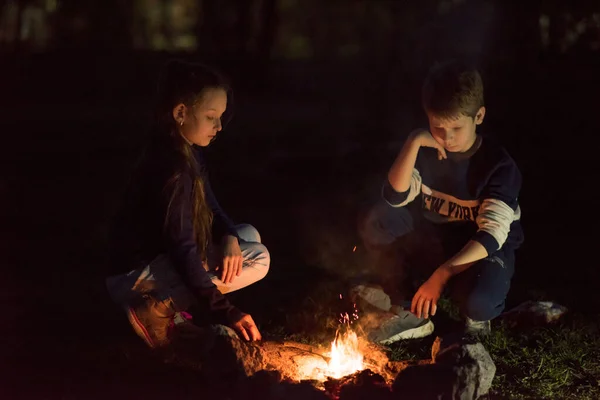 Niños Cerca Hoguera Noche — Foto de Stock