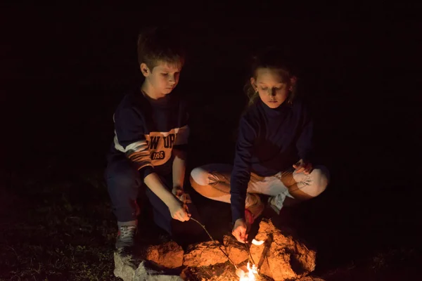 Niños Cerca Hoguera Noche — Foto de Stock