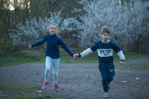 Dos Niños Corriendo Parque — Foto de Stock