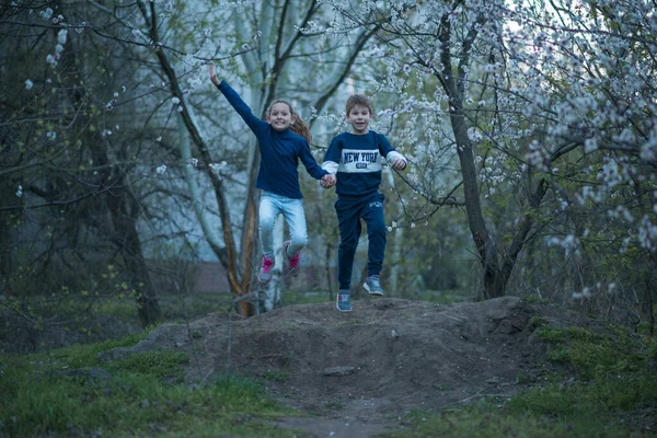 Dos Niños Corriendo Parque — Foto de Stock