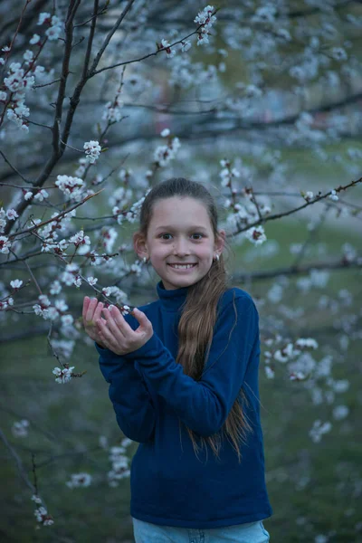 Liten Flicka Parken — Stockfoto