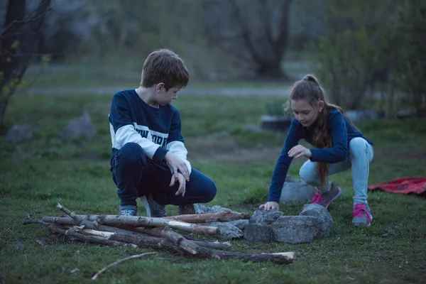 Parkta oynayan çocuklar