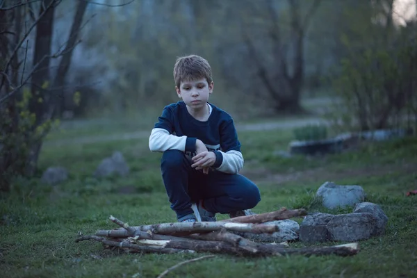Liten Pojke Sitter Ett Träd — Stockfoto