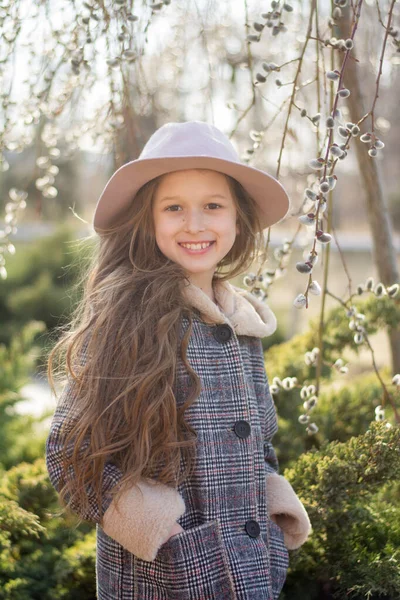 Kleines Mädchen Mit Hut Frühlingspark — Stockfoto