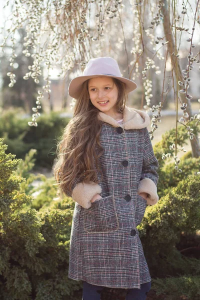 Kleines Mädchen Mit Hut Frühlingspark — Stockfoto