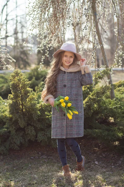 Klein Meisje Een Hoed Met Een Boeket Van Gele Tulpen — Stockfoto