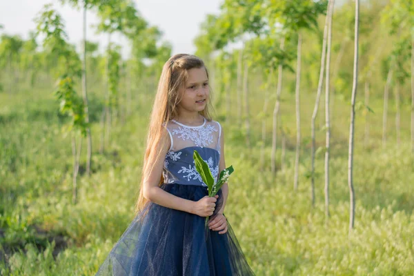 Ormandaki Genç Kadın Parktaki Küçük Kız — Stok fotoğraf