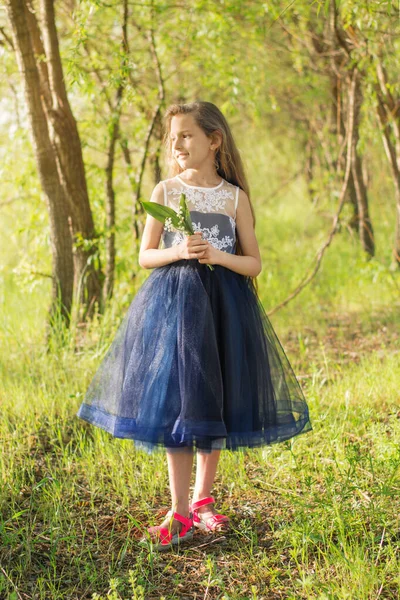 Молода Жінка Лісі Маленька Дівчинка Парку — стокове фото