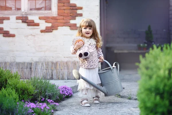 Meisje Jurk Met Mand Van Bloemen Klein Meisje Het Park — Stockfoto