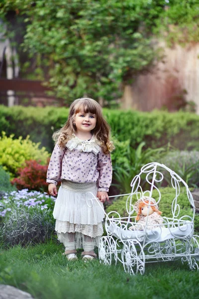 Prachtig Kind Wandelt Tuin Bloeiende Bomen Klein Meisje Speelt Met — Stockfoto