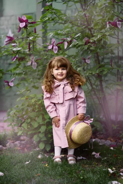 Ένα Κορίτσι Ένα Μήλο Στον Κήπο Κοριτσάκι Καλάθι Όμορφο Παιδί — Φωτογραφία Αρχείου