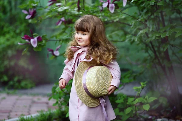 Dívka Jablkem Zahradě Holčička Košíkem Krásné Dítě Procházky Zahradě Kvetoucí — Stock fotografie