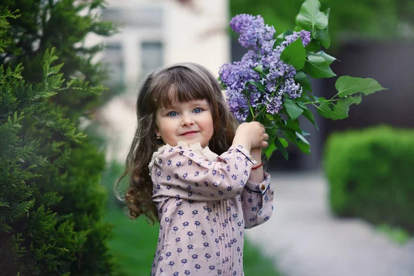 Klein Meisje Met Een Boeket Wilde Bloemen — Stockfoto