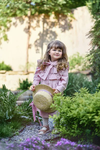 Prachtig Kind Wandelt Tuin Bloeiende Bomen Een Hoed Een Mooi — Stockfoto