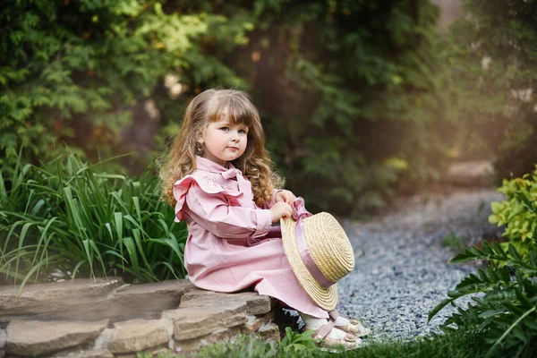 Fille Lisant Livre Dans Parc Magnifique Enfant Promène Dans Jardin — Photo