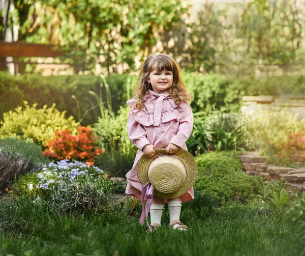 Schöne Kinderspaziergänge Garten Blühende Bäume Ein Hut Vor Einem Schönen — Stockfoto
