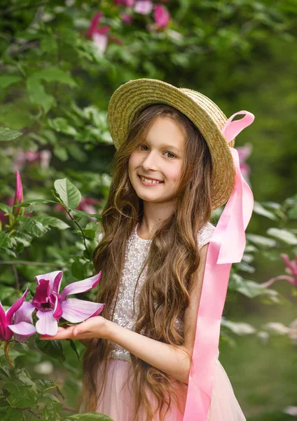 Jonge Vrouw Tuin Vrouw Met Bloemen Tuin — Stockfoto