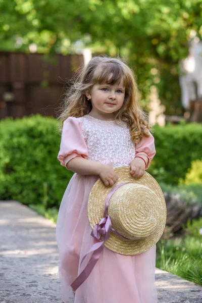 Entzückendes Kleines Mädchen Mit Strohhut Der Nähe Ihres Hauses — Stockfoto
