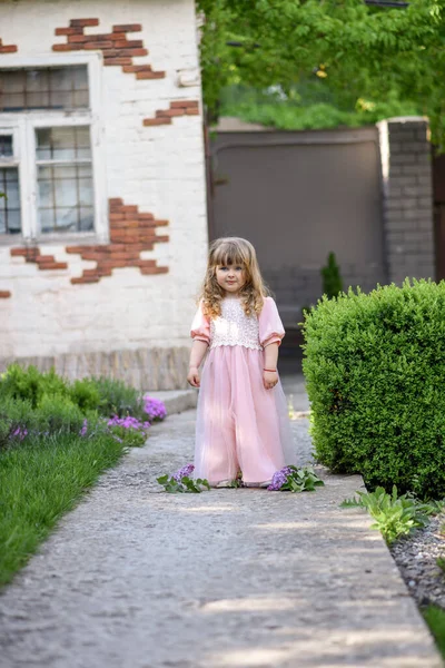 Menina Com Ramos Floridos Lilás Perto Sua Casa — Fotografia de Stock