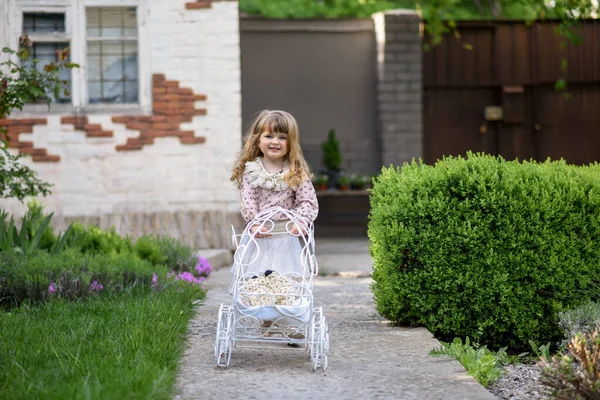 Cute Little Girl Wózkiem Zabawki Pobliżu Jej Domu — Zdjęcie stockowe