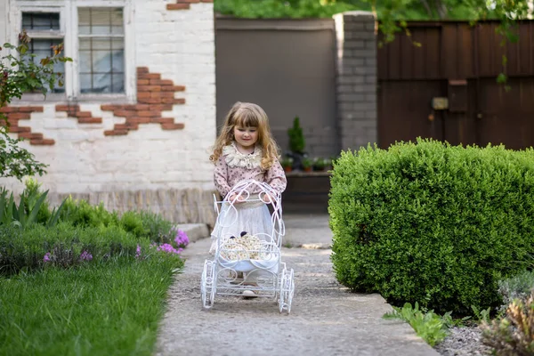 Nettes Kleines Mädchen Mit Kinderwagen Der Nähe Ihres Hauses — Stockfoto