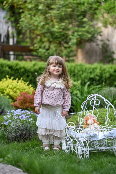 Carino Bambina Con Giocattolo Nel Parco Estivo — Foto Stock