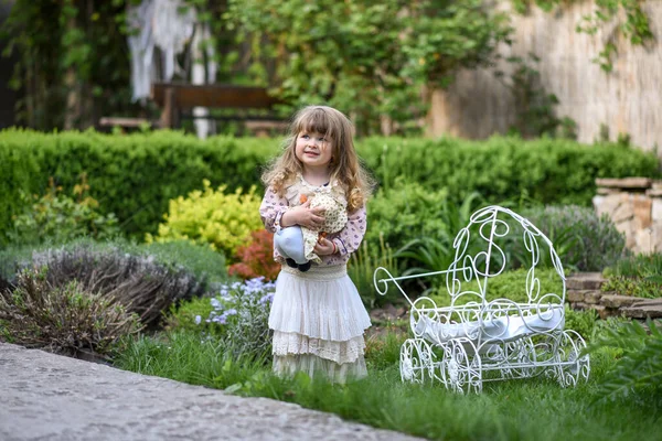 Schattig Klein Meisje Met Speelgoed Zomerpark — Stockfoto