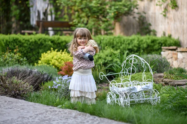 Linda Niña Con Juguete Parque Verano — Foto de Stock