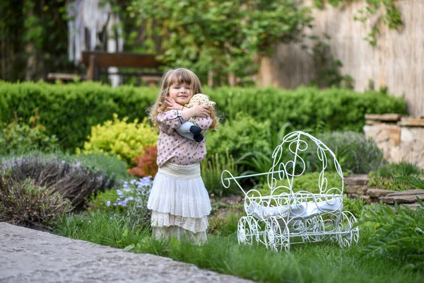 Linda Niña Con Juguete Parque Verano — Foto de Stock