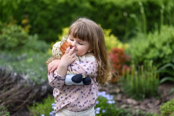 Uma Menina Com Uma Boneca Uma Menina Com Uma Flor — Fotografia de Stock