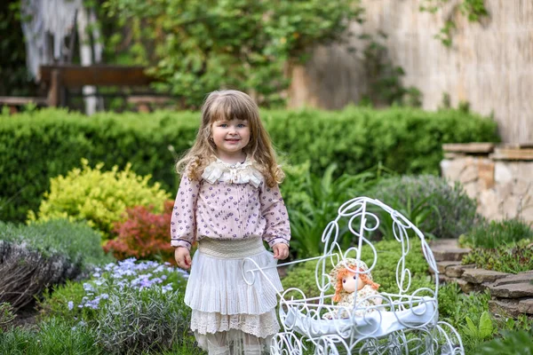 Menina Bonito Com Brinquedo Parque Verão — Fotografia de Stock