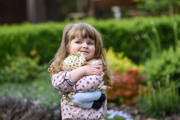 Kleines Mädchen Mit Einer Puppe Kleines Mädchen Mit Einer Blume — Stockfoto