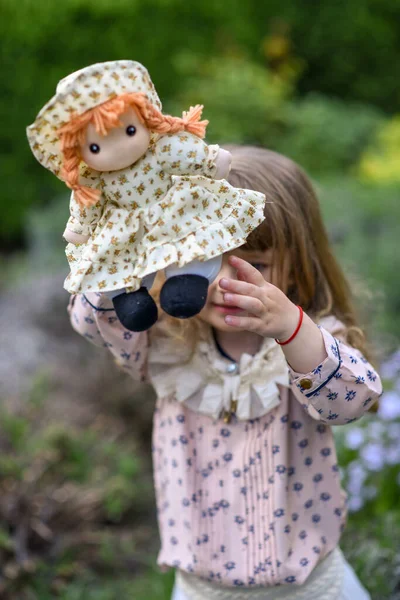 Una Niña Con Una Muñeca Niña Con Una Flor Niña — Foto de Stock