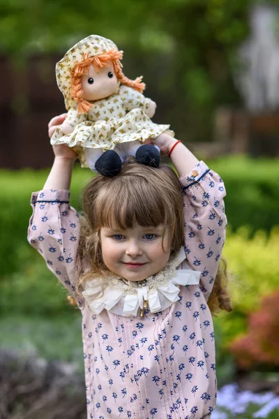Oyuncak Bebeği Olan Küçük Bir Kız Çiçekli Küçük Kız Küçük — Stok fotoğraf