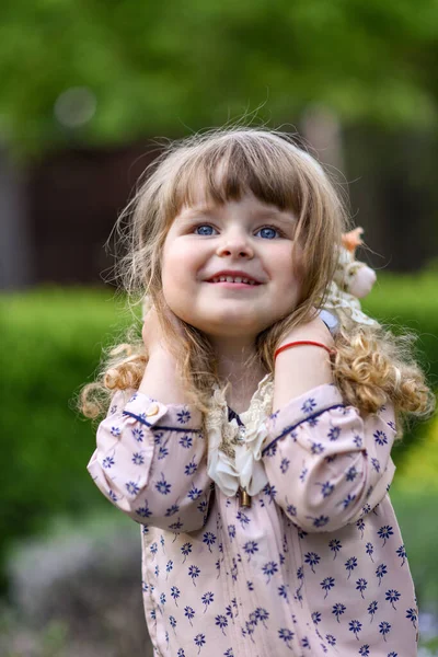 Uma Menina Com Uma Boneca Uma Menina Com Uma Flor — Fotografia de Stock