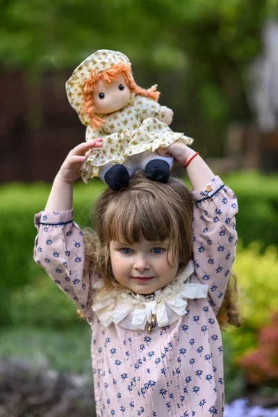 Petite Fille Avec Une Poupée Petite Fille Avec Une Fleur — Photo