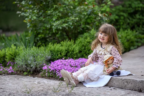 Petite Fille Mignonne Avec Jouet Dans Parc Été — Photo
