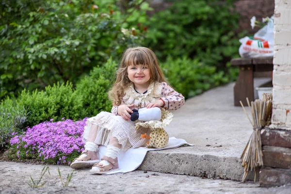 Kleines Mädchen Mit Puppe Garten — Stockfoto