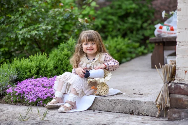 Niña Con Muñeca Jardín — Foto de Stock