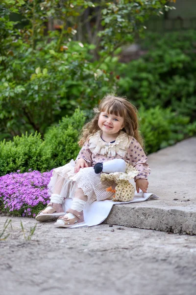 Niedliches Kleines Mädchen Mit Spielzeug Sommerpark — Stockfoto