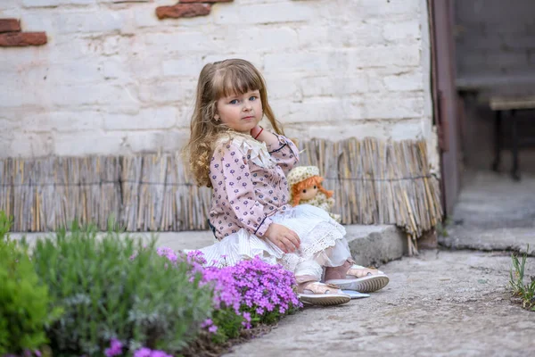 Kleines Mädchen Mit Einer Puppe Kleines Mädchen Mit Einer Blume — Stockfoto