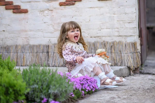 Petite Fille Avec Une Poupée Petite Fille Avec Une Fleur — Photo