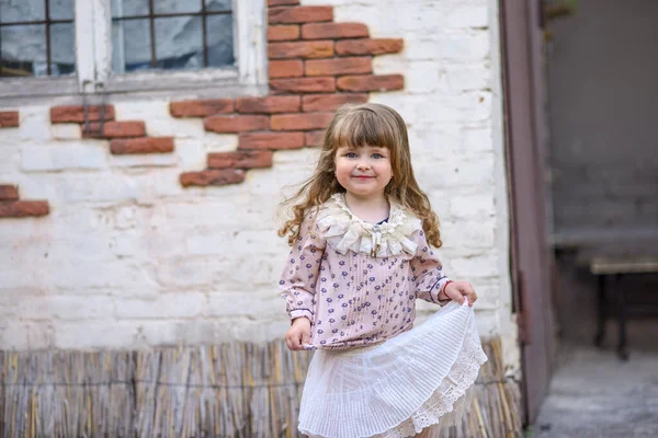 Menina Bonito Vestindo Vestido Bonito Perto Sua Casa — Fotografia de Stock