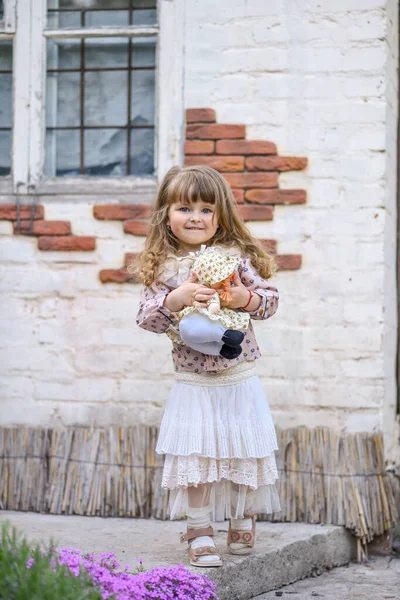 Holčička Panenkou Holčička Květinou Holčička Hrající Panenkou Parku — Stock fotografie