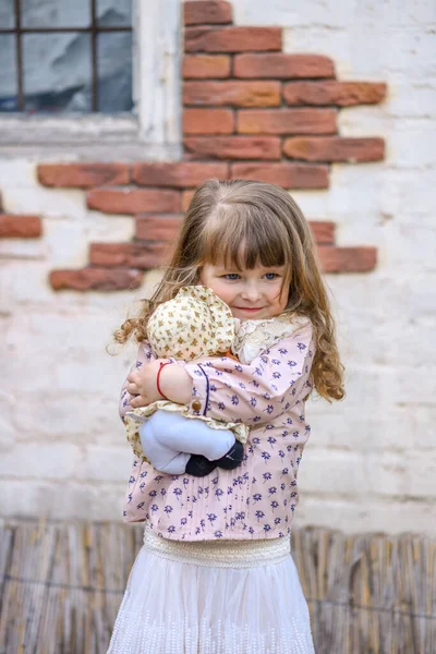 Маленькая Девочка Куклой Девочка Цветочком Маленькая Девочка Играет Куклой Парке — стоковое фото