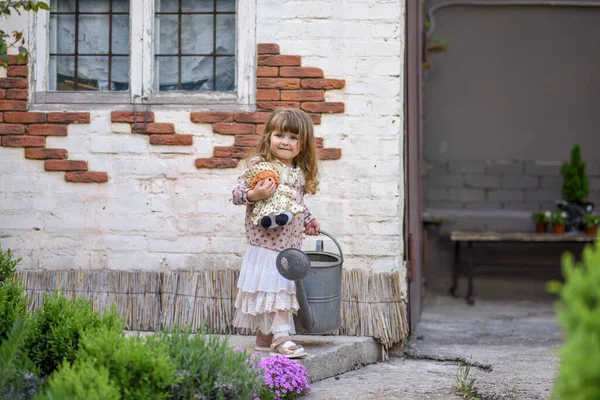 Маленька Дівчинка Балончиком Лялькою Саду — стокове фото